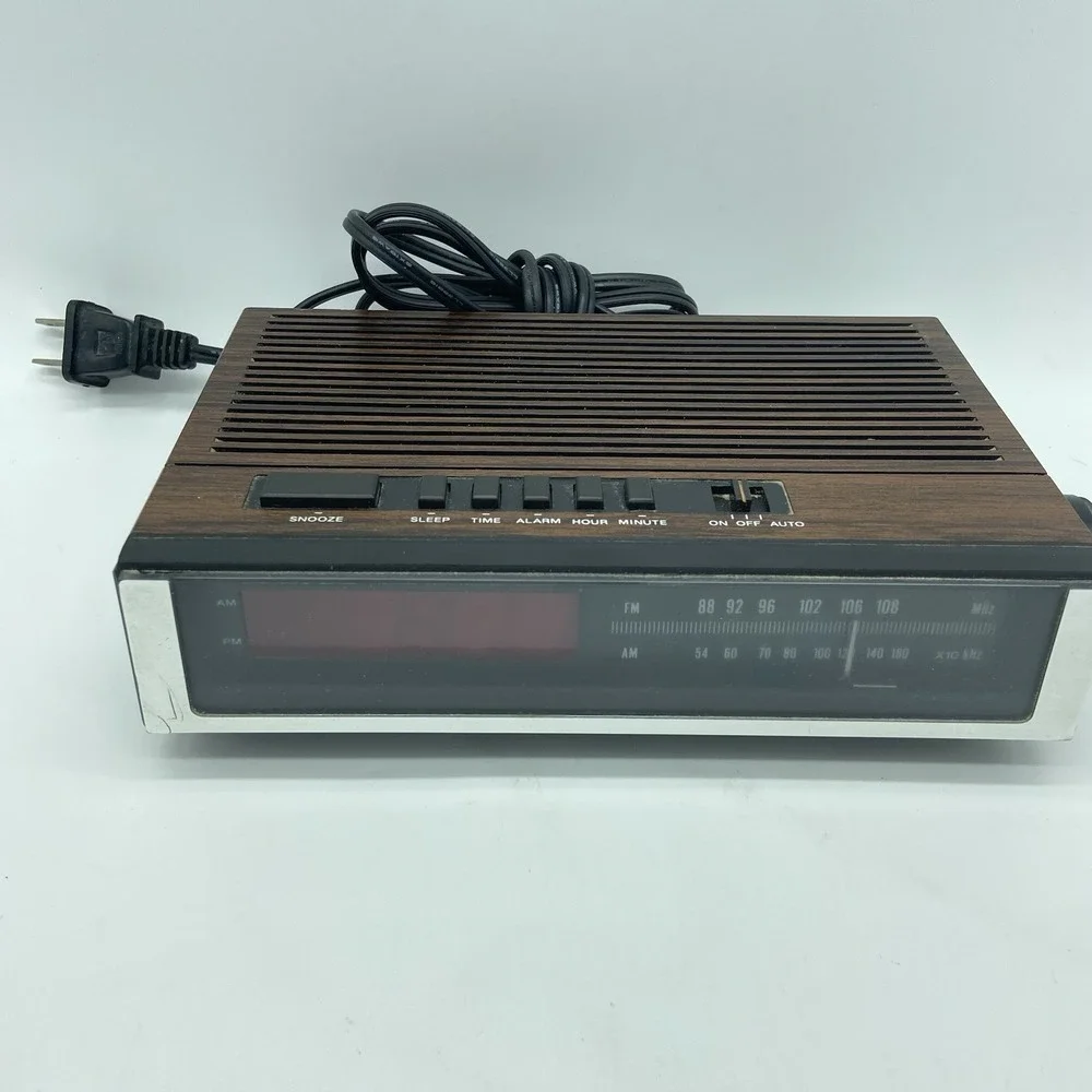 Lloyd's FM-AM Digital Alarm‎ Clock Woodgrain Vintage Retro Red LED Tested Works